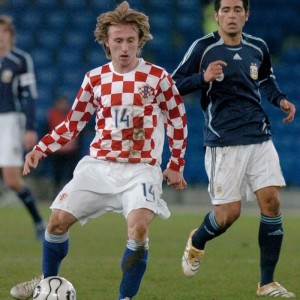 莫德里奇晒20年前首次穿最爱球衣旧照|卢卡·莫德里奇|足球|莱昂内尔·梅西|运动员发声|梅西_新浪体育_新浪新闻