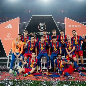 优直播网-巴萨最宝贵的财富！拉玛西亚13人西超杯夺冠合影，一半以上是U21