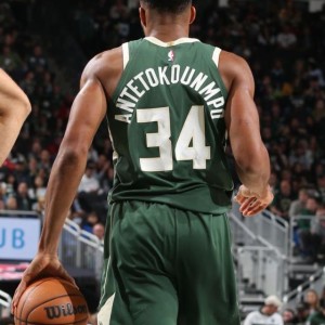 字母哥43分破网绝非只靠蛮力 他的武器库再次升级